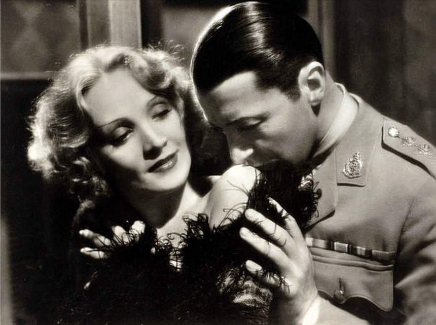 Marlene Dietrich a Clive Brook ve filmu Šanghajský expres
