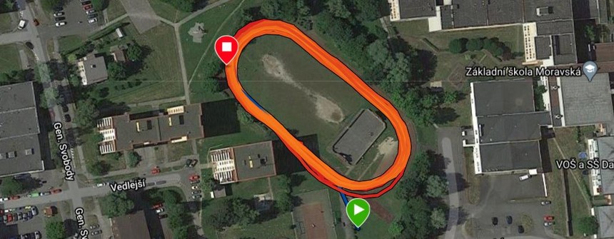 Záznam trasy na atletickém oválu z Garmin Forerunner 745 s monitoringem aktivity 