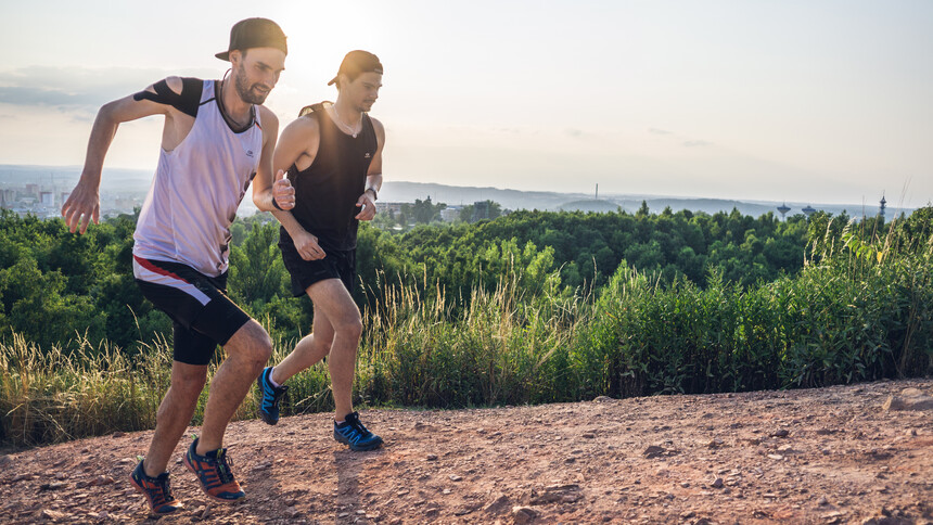 Vytrvalost do kopce můžete trénovat v nižší intenzitě na svém oblíbeném kopci, třeba s kamarádem.