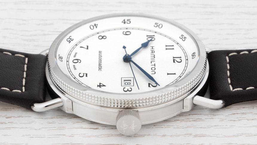 Zvláštní přichycení nožek k dýnku odkazuje na éru námořích chronometrů, kdy bylo třeba kapesní hodinky transformovat na náramkové
