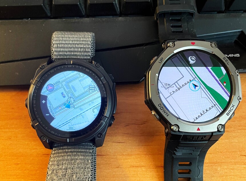 Na obrázku jsou vyfoceny Garmin Fenix 8 s transflektivním displejem, ale i tak lze vidět rozdíl v podrobnosti.:-)