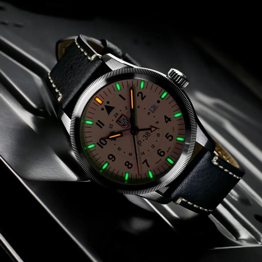 Luminox Air P-38 Lightning se světlým číselníkem.