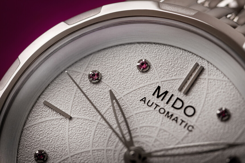 Růžové safíry u hodinek Mido.
