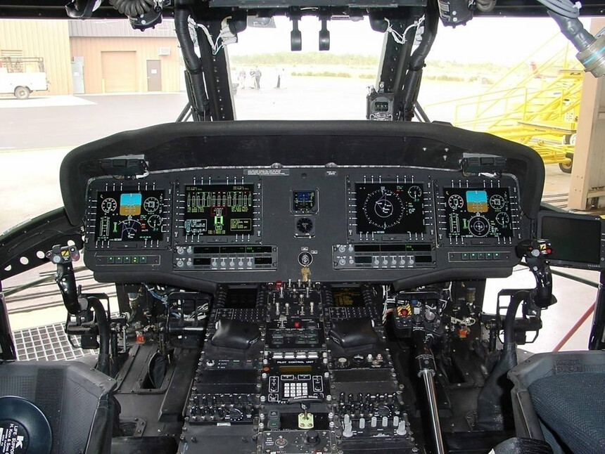 Spona pásku má tvarem připomínat kabinu helikoptéry Sikorsky-UH 60