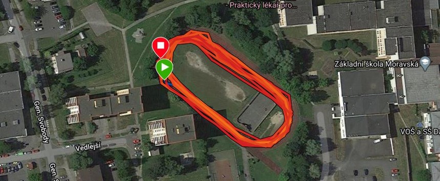 Záznam trasy na atletickém oválu z Garmin Forerunner 745 s monitoringem aktivity 
